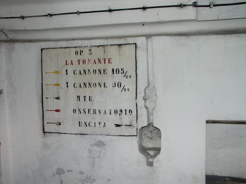 La scritta all'entrata dell'opera