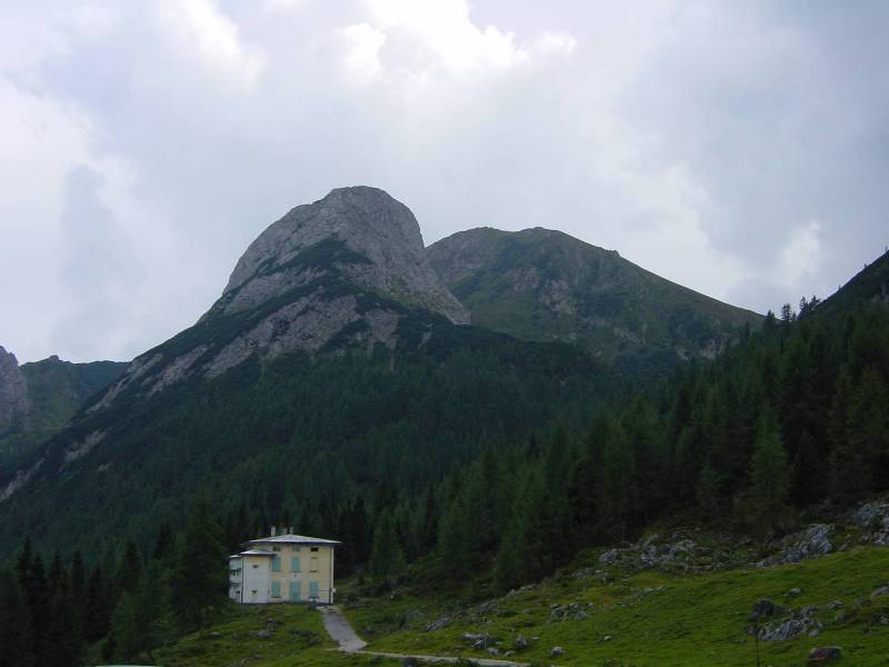 Ecco la casermetta che sorge a Passo Cason di Lanza.