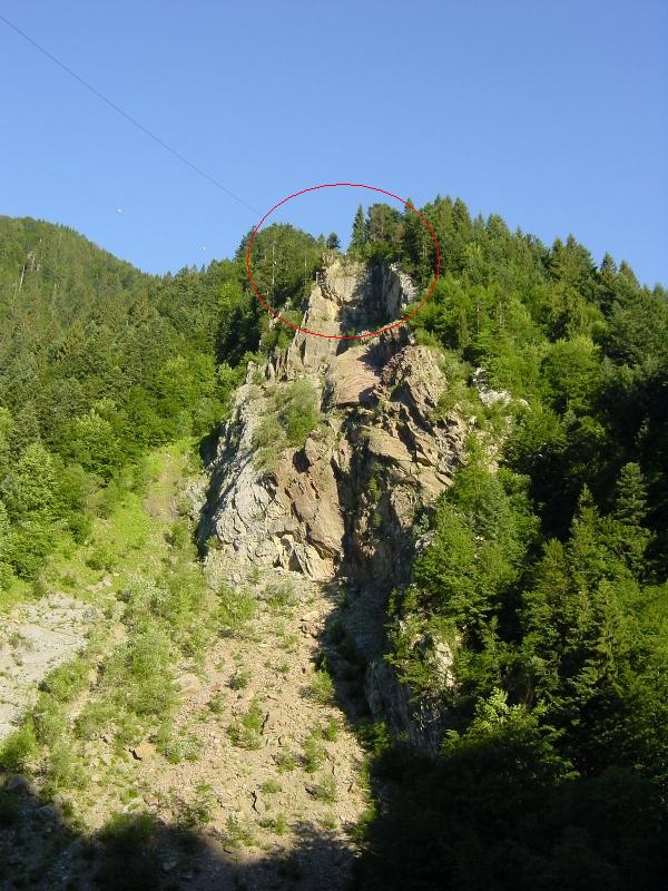 Nel cerchio evidenziata la base d'arrivo della teleferica. Sulla sinistra, stagliata nel cielo, i cavi di segnalazione e la portante