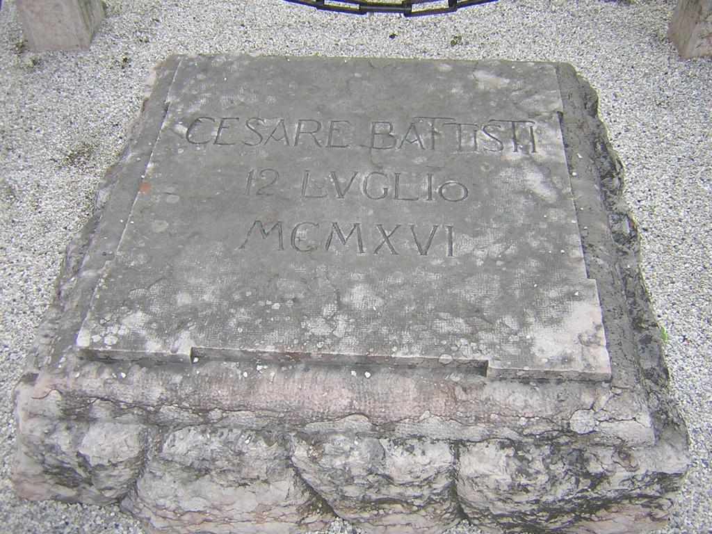 lapide nella fossa dei martiri Castello del buonconsiglio  - Trento -