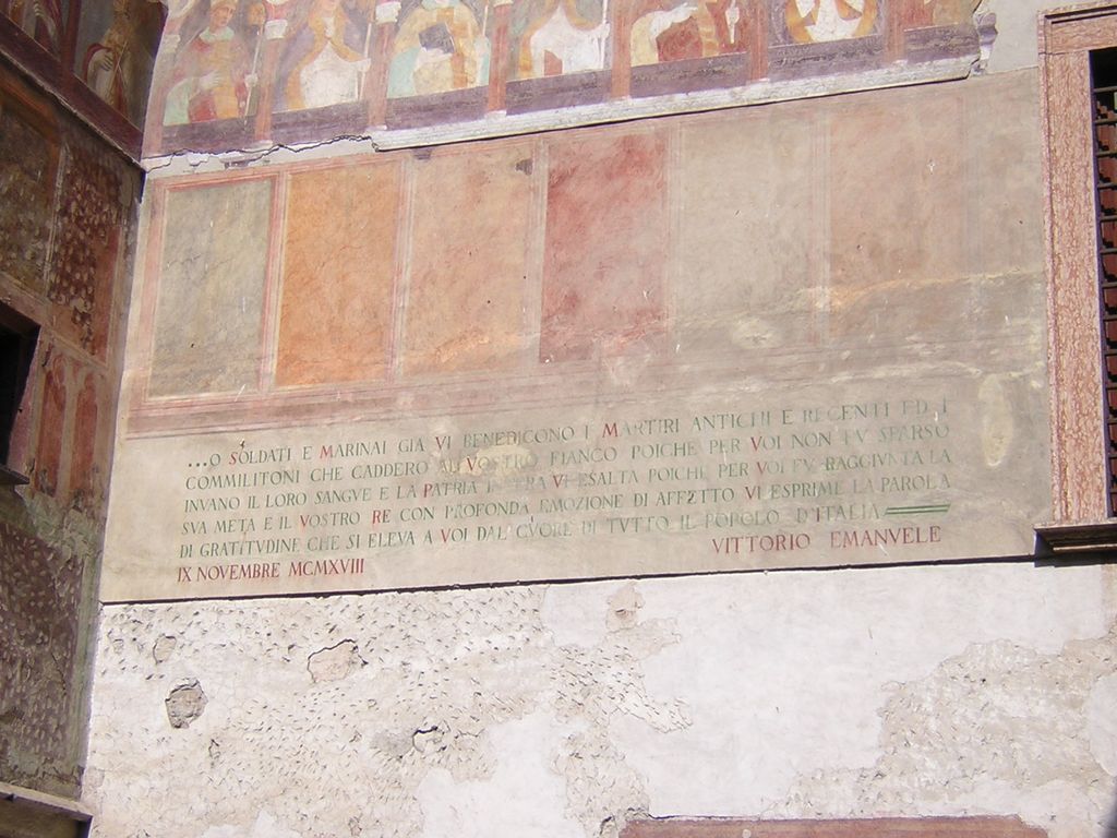 Castello del Buonconsiglio - Trento - l'iscrizione murale recita:<br />O soldati e marinai già vi benedicono i martiri antichi e recenti ed i commilitoni che caddero al vostro fianco poichè per voi non fu sparso invano il loro sangue e la patria intera vi esalta poichè per voi  fu raggiunta la sua meta e il vostro re con profonda emozione di affetto vi esprime la parola di gratitudine che si eleva a voi dal cuore di tutto il popolo d'Italia
