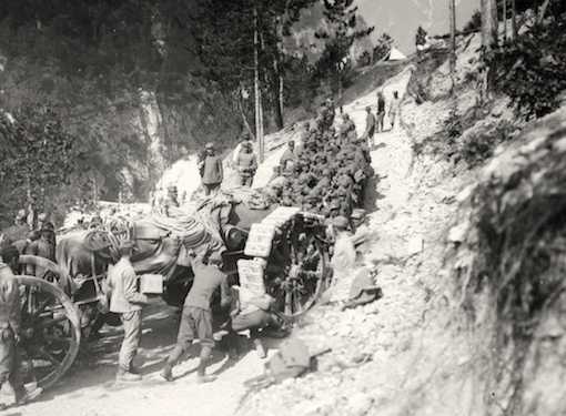Traino di un obice da 280 in Val Raccolana.jpg