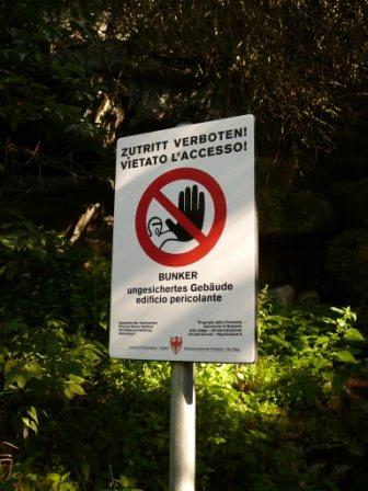 Interesante cartello di nuovo tipo; da quello tipico militare ora c'è quello nuovo della provincia...