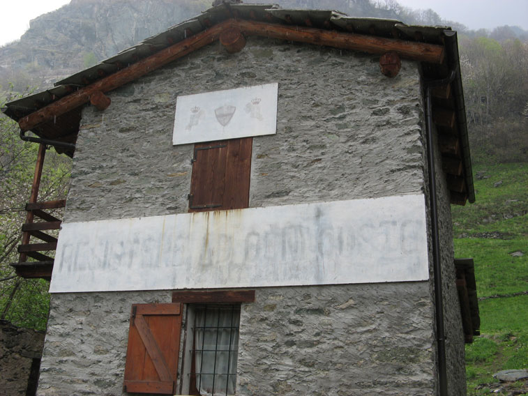 Lascritta &quot;Resistere ad ogni costo&quot; presente su una casa a Villanova Pellice(TO)