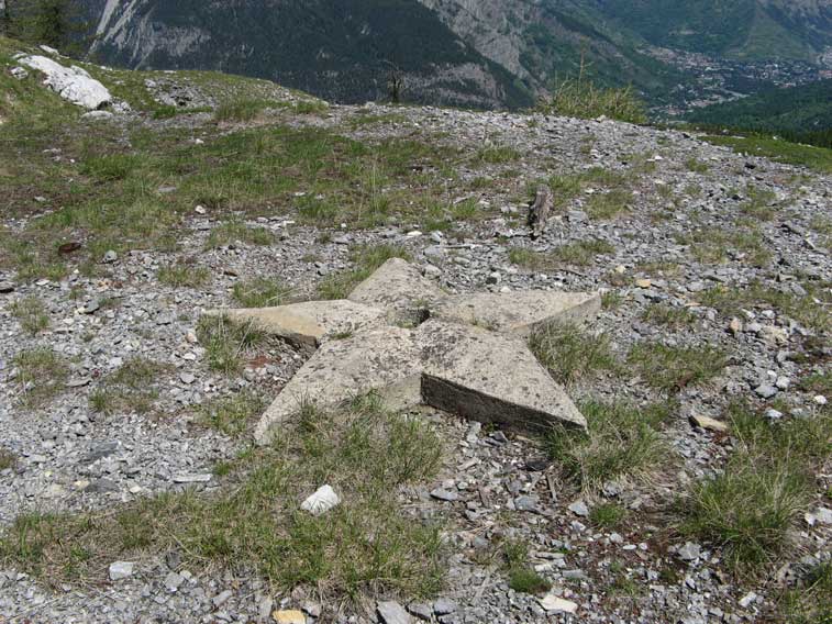 Il basamento del pennone della bandiera del Ricovero XIX.Visibile sullo sfondo Bardonecchia