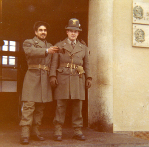 veri alpini d'arresto in uniforme SAI<br />portone d'ingresso della caserma Calbo in S.Stefano di Cadore