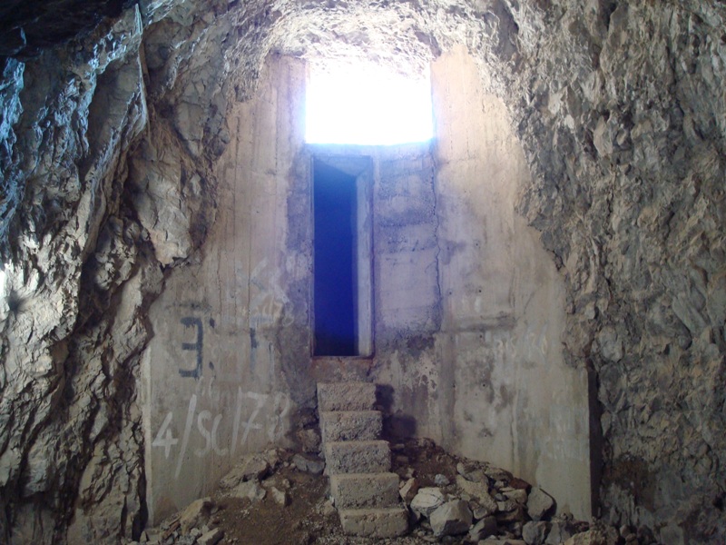 L'ingresso in origine era chiuso da una porta metallica