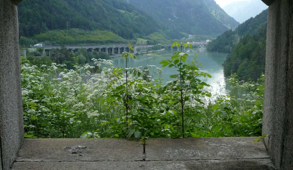 Vista del lago da una fessura