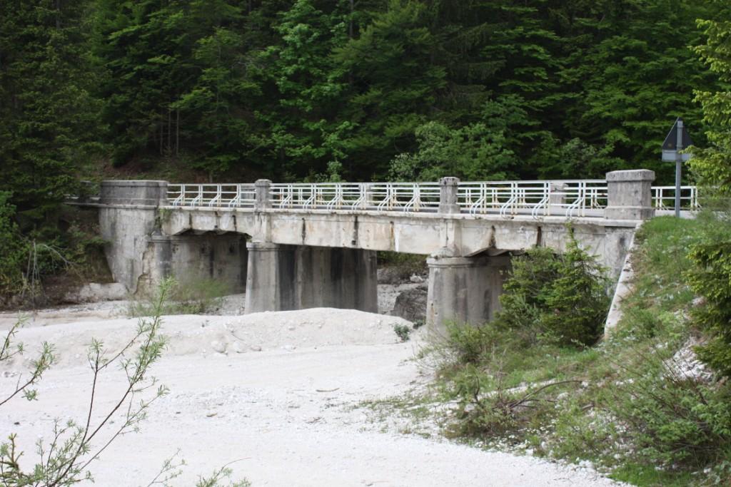 Ponte lago di cave 1.JPG