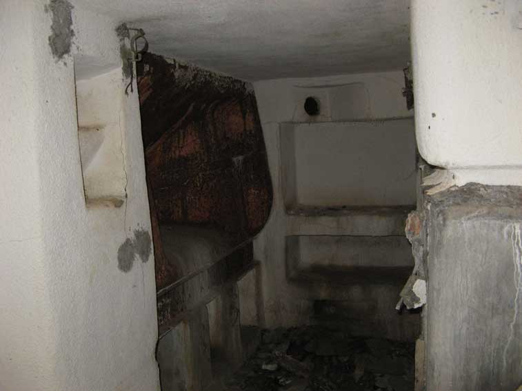L'interno della Casamatta A2-La caditoia che termina nel corridoio di accesso è visibile in alto a dx della piastra corazzata