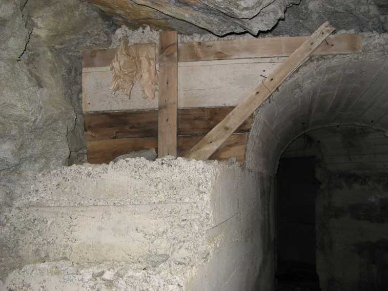 Resti dell'armatura in legno del getto di cemento del rivestimento.L'ottima qualità del legno impiegato è suffragata dal fatto che dopo 70 anni sembra nuovo