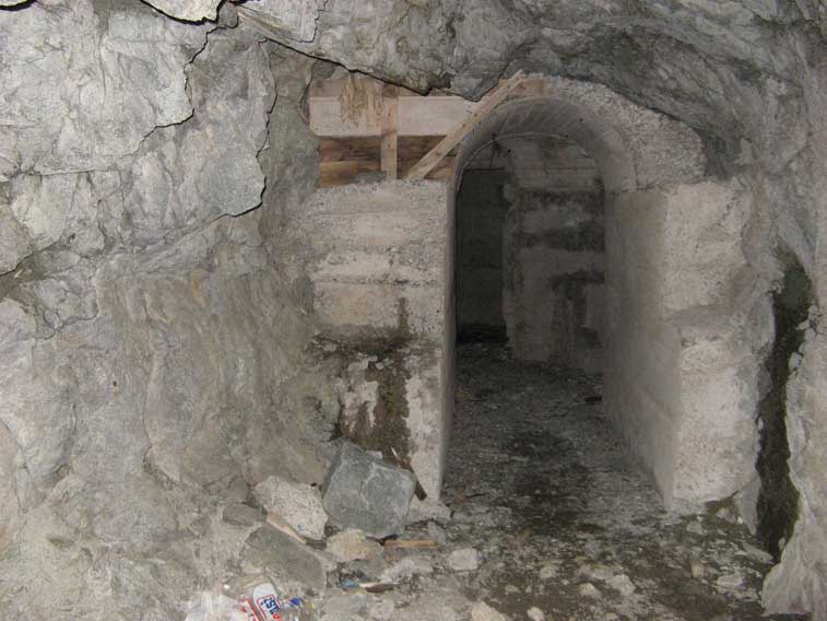 Come si può notare non esiste intercapedine fra roccia e rivestimento
