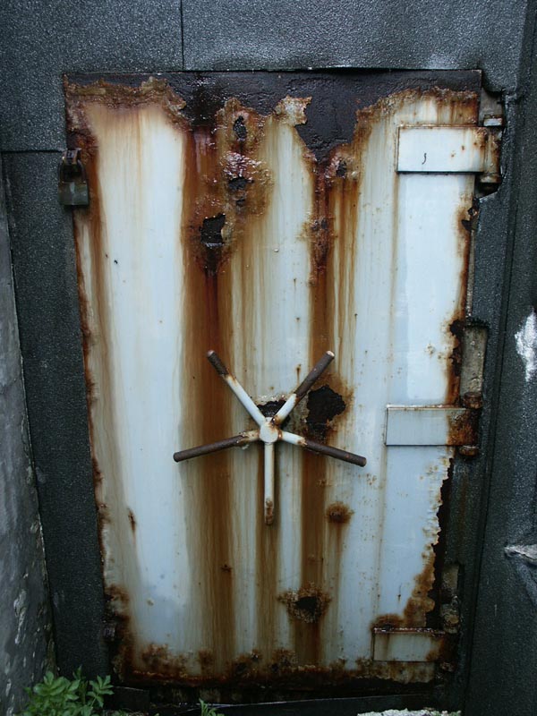 La porta corazzata gonfia di ruggine