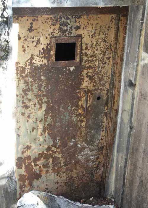 la porta aperta ma bloccata