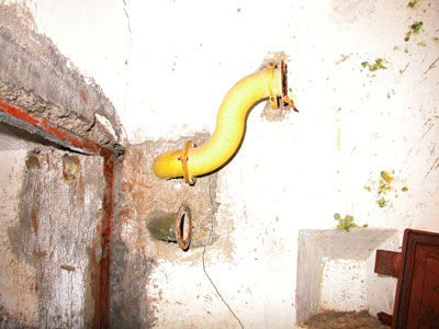 Particolare delle tubazioni dell'aria in corrispondenza del compartimento stagno lato torretta.
<br />La colorazione delle tubazioni dell'aria si è conservata perfettamente: il giallo indicava l'aria proveniente dall'esterno, il verde l'aria proveniente dal gr