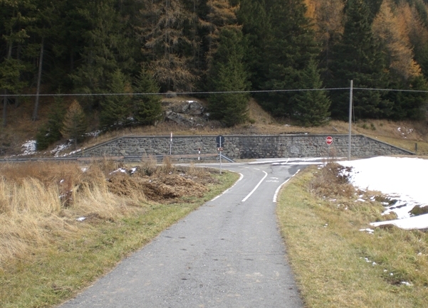 Il muro sulla strada dietro al quale si trova l'opera 2; il filo della corrente elettrica nella foto passa proprio sopra la torretta dell'opera.