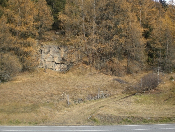 Uno dei malloppi dell'opera 14 con la strada di accesso alla caserma.