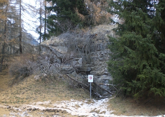 L'ingresso verso la strada dell'opera 16 chiuso con due lucchetti.