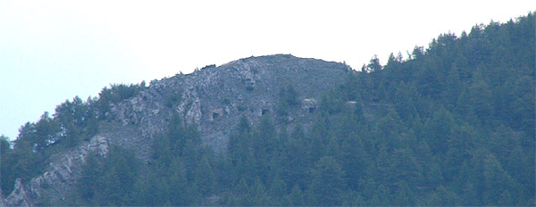 BATTERIA DEL MONTE AGNELLINO dall'altra parte della Valle visibile dalla 106