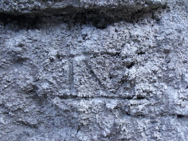 Incisione nel cemento nel foro vicino alla mia macchina.
