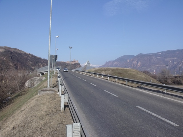 L'opera 11 con sopra la strada.