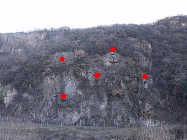 Visione d'insieme dei malloppi e delle feritoie dell'opera 17.