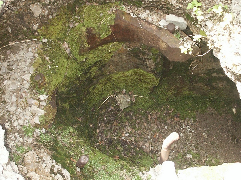 Il basamento della cupola dell'osservatorio, con 4 perni rimasti.