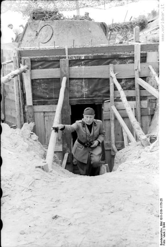 Benito_Mussolini_bei_Inspektion.jpg