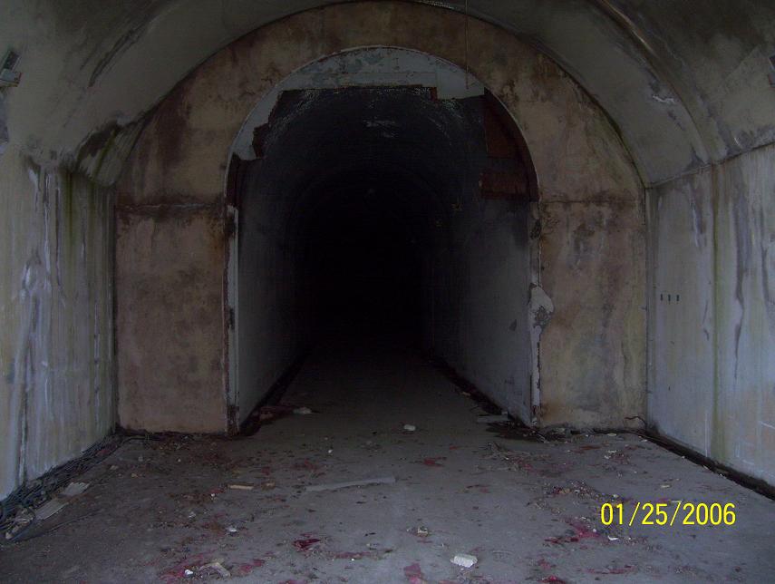 vista entrata hanno tolto tutto tubi di aerazione interna tubature antincendio e rivestimento zincato oltre ai portoni