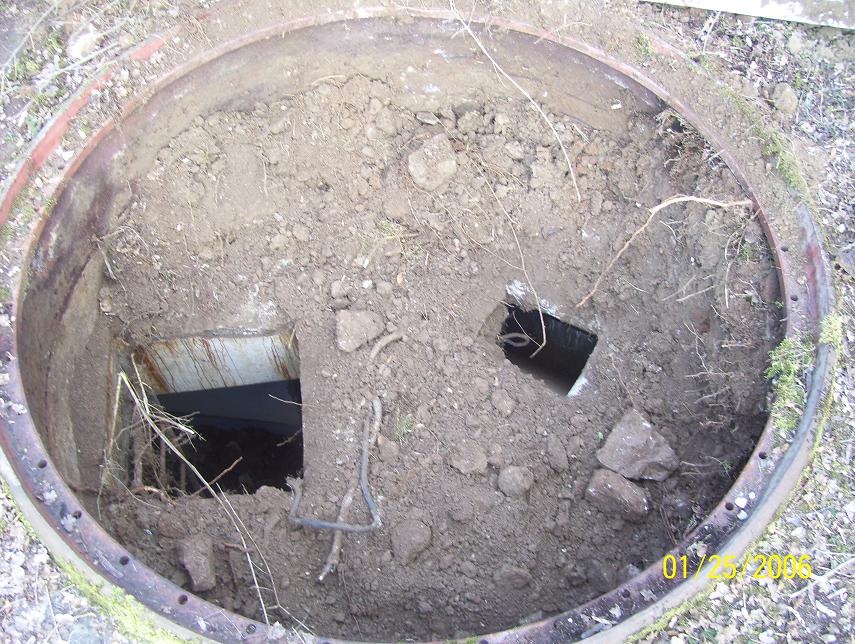 si vede a dx il scivolo recupero bossoli a sx l'entrata all'opera dalla torretta M26