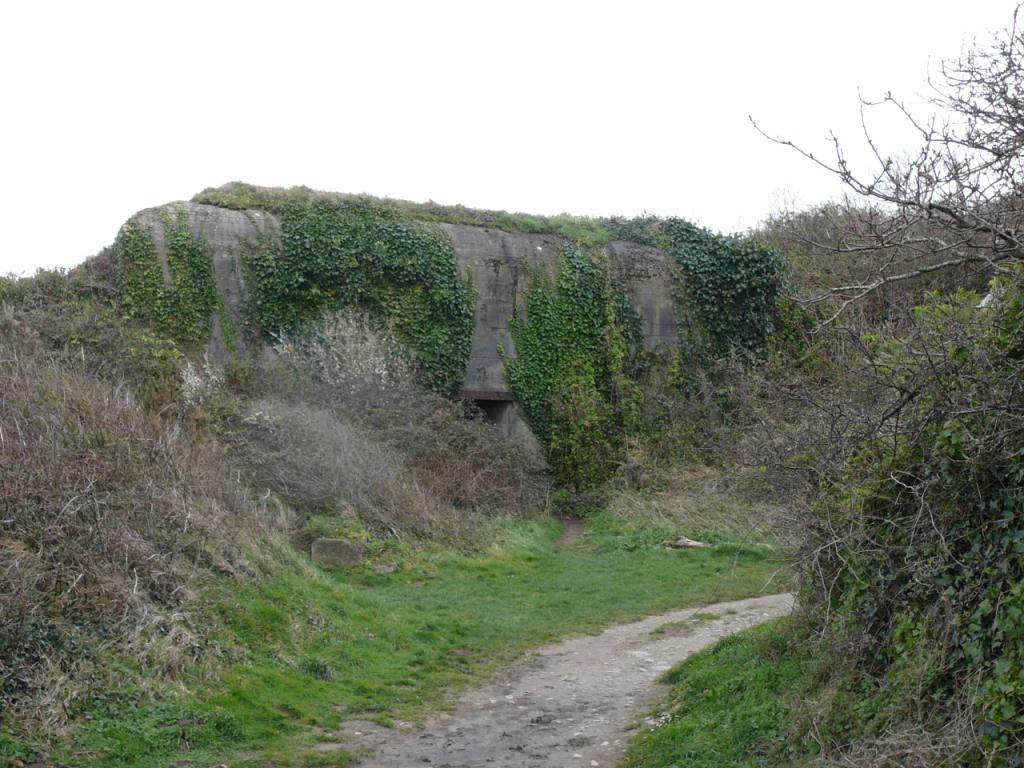questa sembra l'ingresso di un piccolo bunker, o meglio una postazione