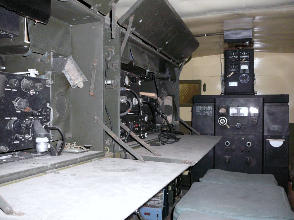Interno della camionetta delle telecomunicazioni