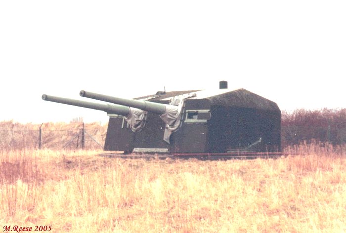 Ein Panzerturm vom Schlachtschiff Gneisenau, die den Öresund decken und Verteidigen sollten.
<br />Torre Panzer Ricavata da Navi da Combattimento