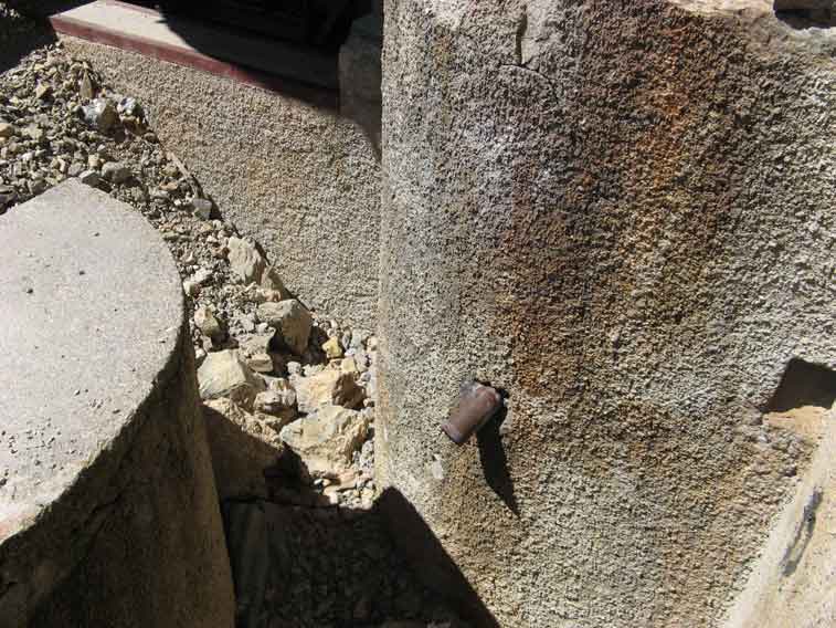 Fossato diamante presente di fronte al Blocco d'ingresso dell'Ouvrage Maginot dello Janus.<br />Notare la caditoia per bombe a mano
