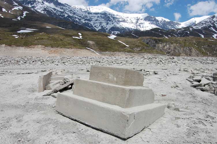 Il basamento del pennone della Bandiera dell'Ospizio