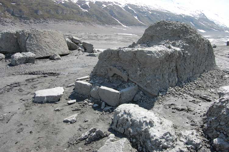 La fontanella presente davanti ai ruderi del fabbricato che ospitava l'ostacolo anticarro destinato a sbarrare la SS 25