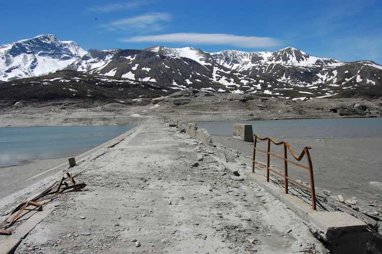 La diga in terra,al termine della stessa il Centro 18