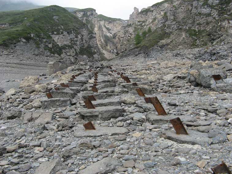 Il secondo sbarramento anticarro costituito da putrelle di acciaio immorsate in blocchi di cemento