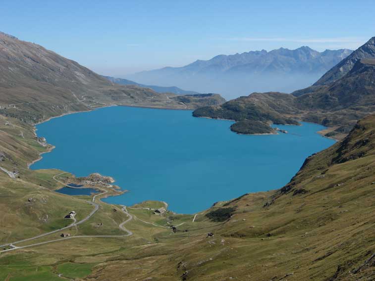 Il lago del Moncenisio al momento del suo massimo riempimento,visto dal forte Francese della Petite Turrà