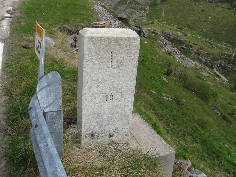 Il cippo stradale che segna l'attuale confine fra Italia e Francia ubicato all'inizio della Piana di San Nicolao