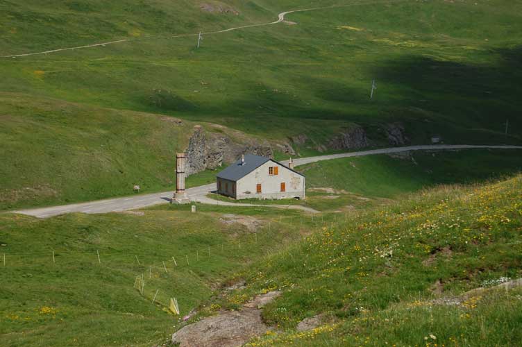 L'obelisco confinario a forma di Fascio Littorio è rimasto in loco privato dei falcetti e trasformato dai francesi in monumento alle truppe alpine.Il cippo di confine era ubicato qualche decina di metri a N dell'obelisco