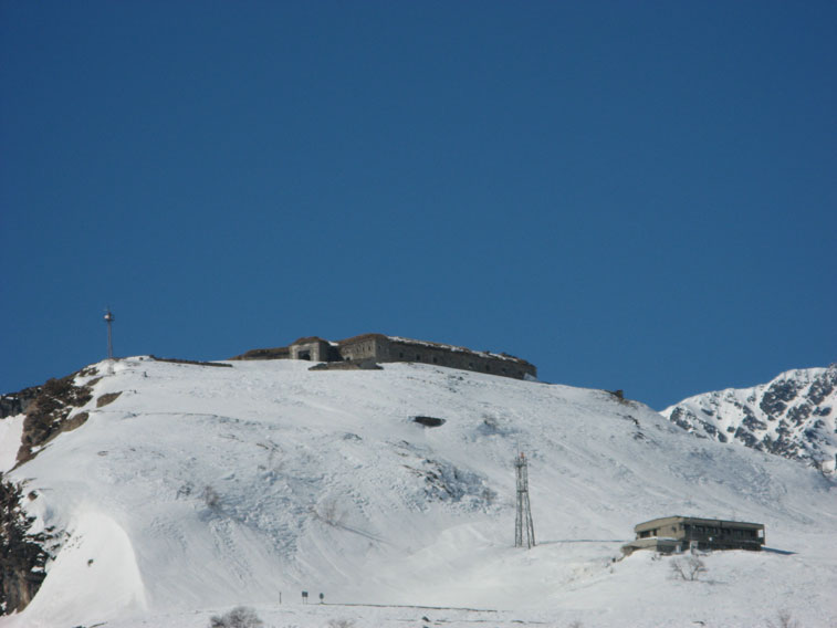 Il Forte di Varisello visto dalla sommità della diga