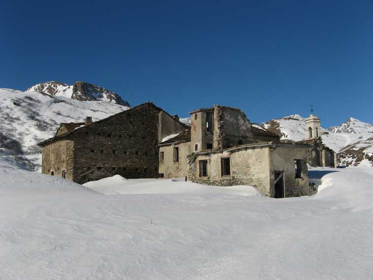 La Borgata Gran Croce,ormai disabitata.Alla sx del campanile si può notare il Forte di Varisello