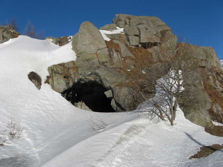 L'ingresso dell'Opera 302,una Tipo 15000 iniziata e mai ultimata.E' posizionata lungo la strada che attraversa la Piana di San Nicolao