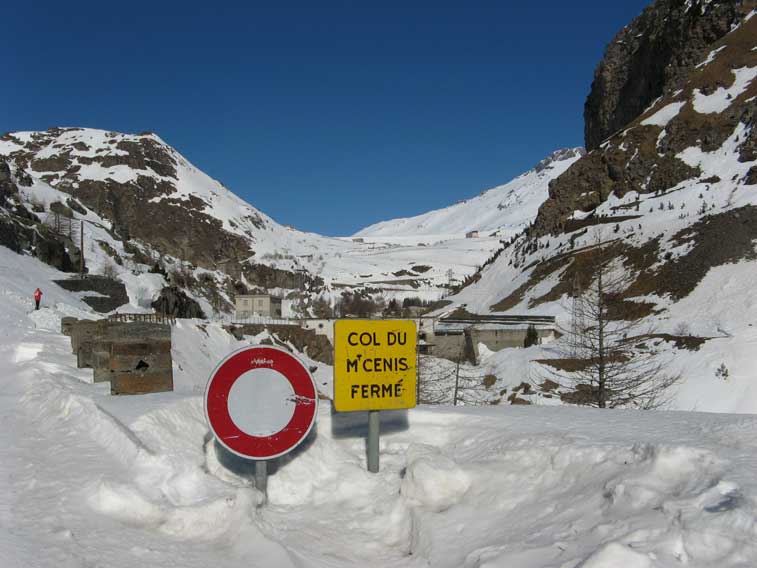 Siamo all'inizio della Piana,un cartello ci avvisa che il Colle del Moncenisio è chiuso