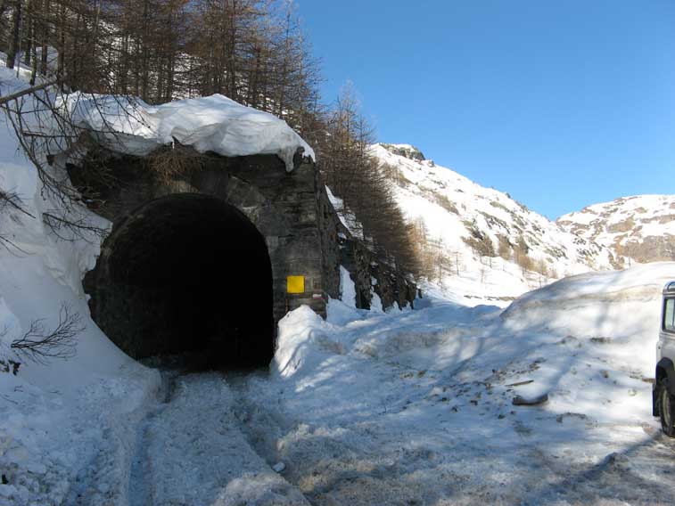 La strada percorribile con l'auto si interrompe qui.Parcheggiamo la vettura ed iniziamo la salita a piedi verso il lago del Moncenisio inoltrandoci nella galleria che era percorsa dalla Ferrovia Fell fino all'apertura del tunnel ferrioviario del Frejus