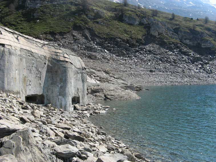29 aprile 2007-L'acqua ormai lambisce l'ingresso del malloppo