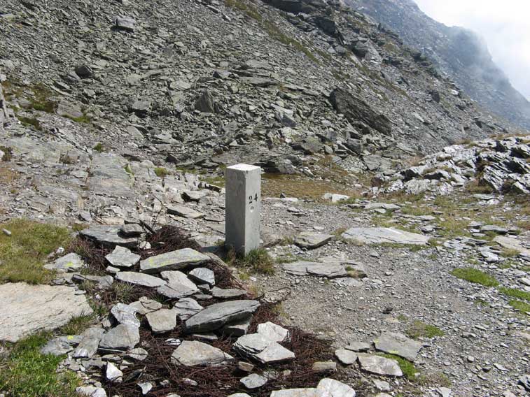 Abbiamo raggiunto il Col Clapier,il giglio sul cippo indica il versante Francese