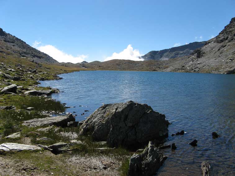 Costeggiamo il lago,sullo sfondo si vede il Col Clapier,nostra meta odierna