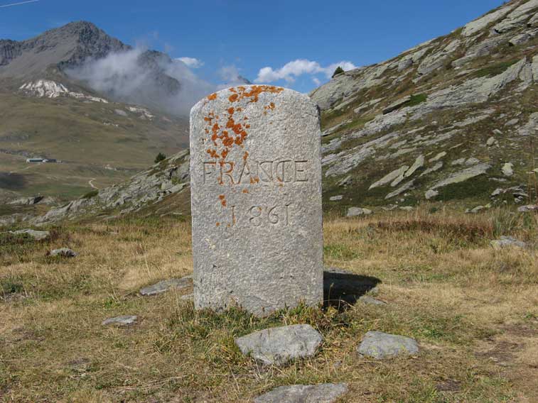 Colle del Piccolo Moncenisio,abbiamo appena parcheggiato l'auto e superiamo questo cippo confinario,la data 1861 ricorda che fu posizionato dopo la cessaione alla Francia della Savoia da parte del Regno d'Italia.Ma il Moncenisio rimaneva Italiano11